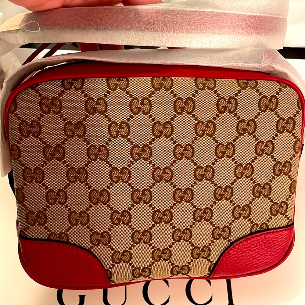 GUCCI RED CAMERA BAG W GUCCI MONOGRAM PRINT 😍😍